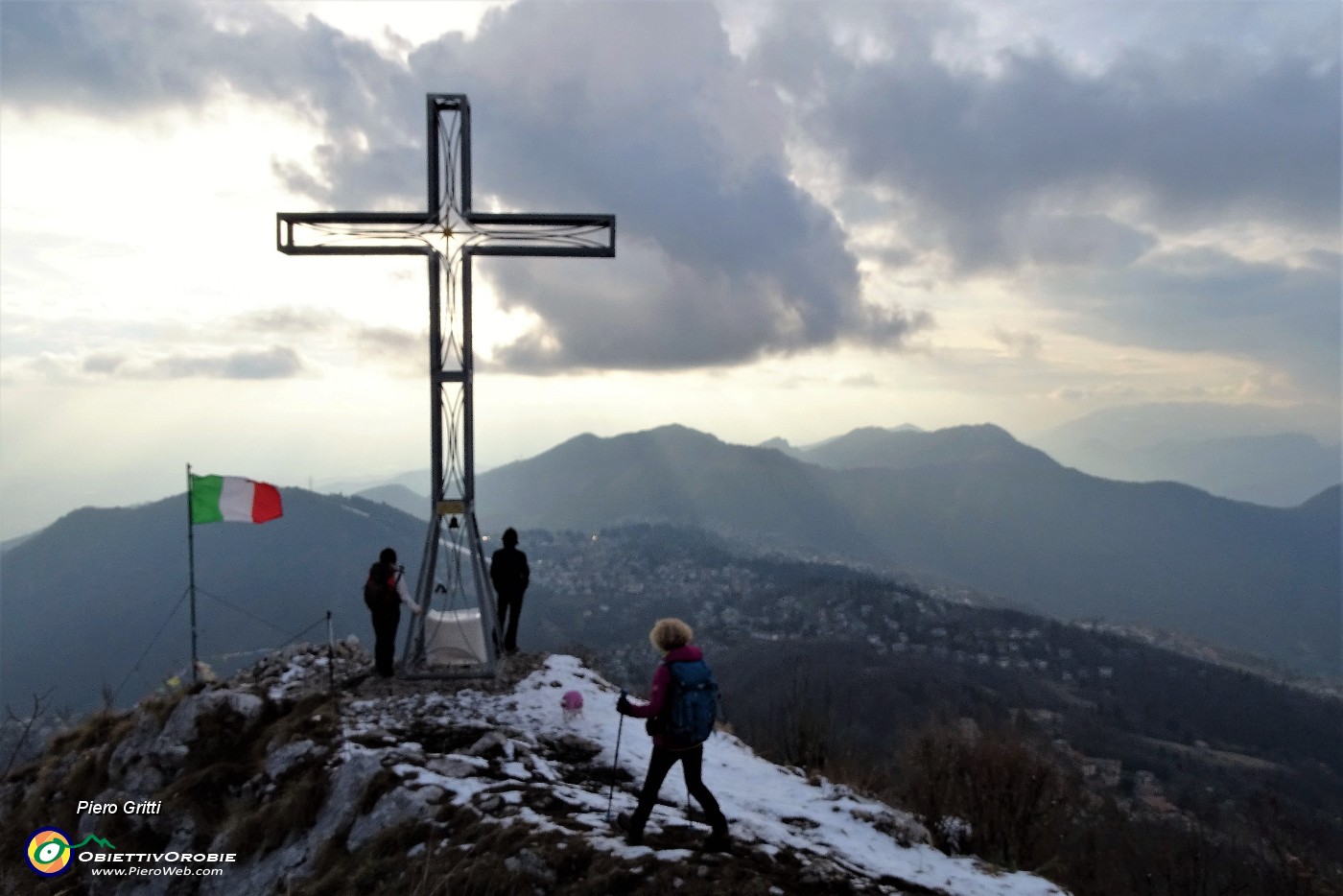 74 Alla croce di vetta della Cornagera (1311 m).JPG